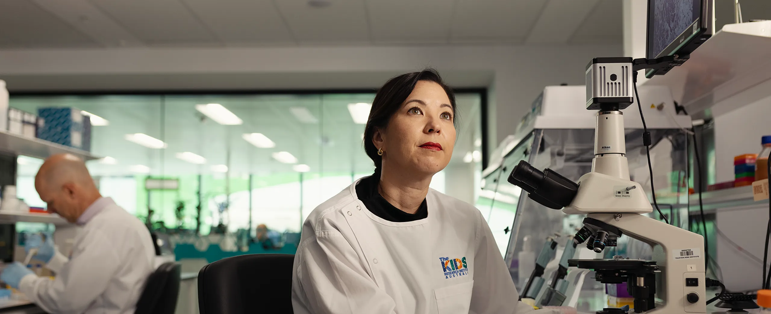 Raelene Endersby, brain cancer researcher in a research lab.