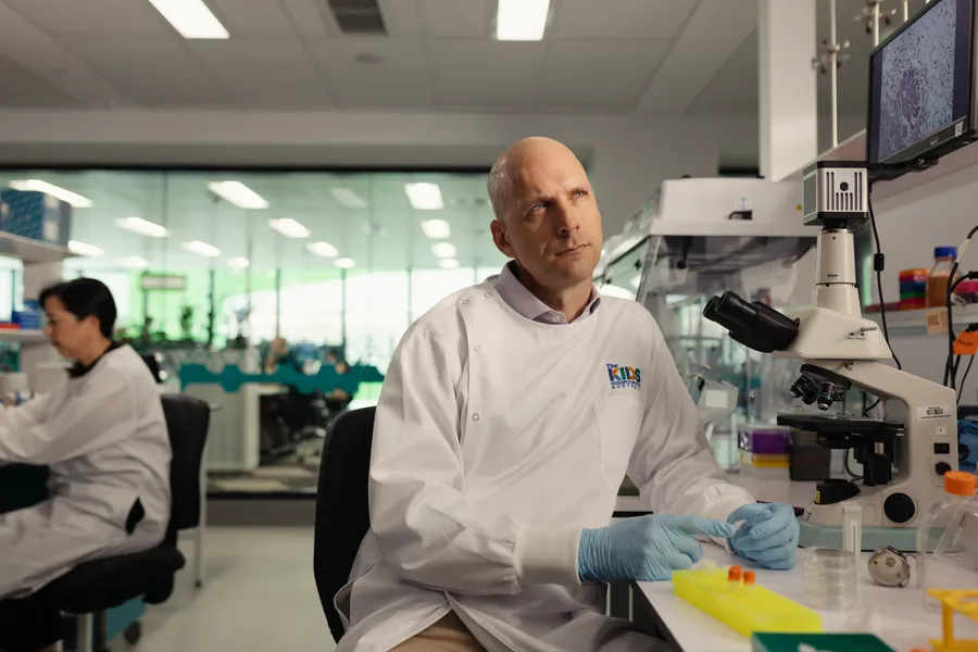 Prof Joost Lesterhuis in a lab with a thinking face.